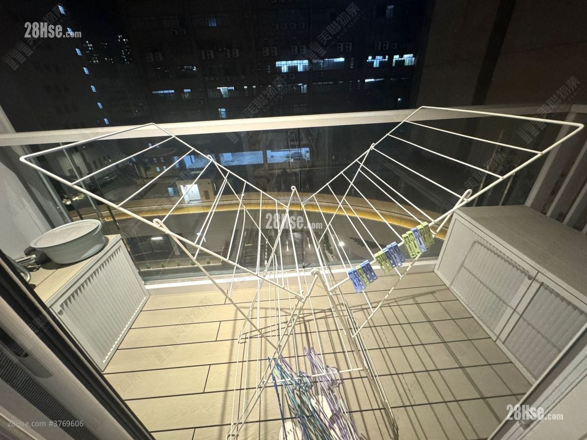 露台: 雨后 售盘 1 房 , 1 浴室 372 平方尺