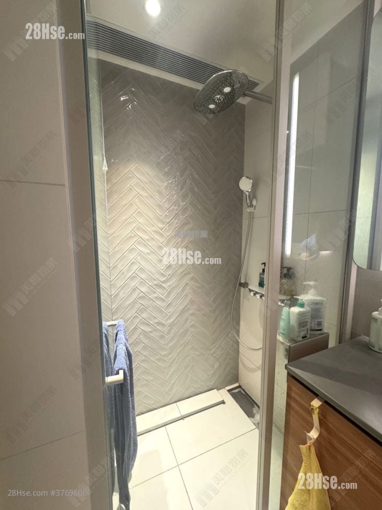 浴室: 雨后 售盘 1 房 , 1 浴室 372 平方尺