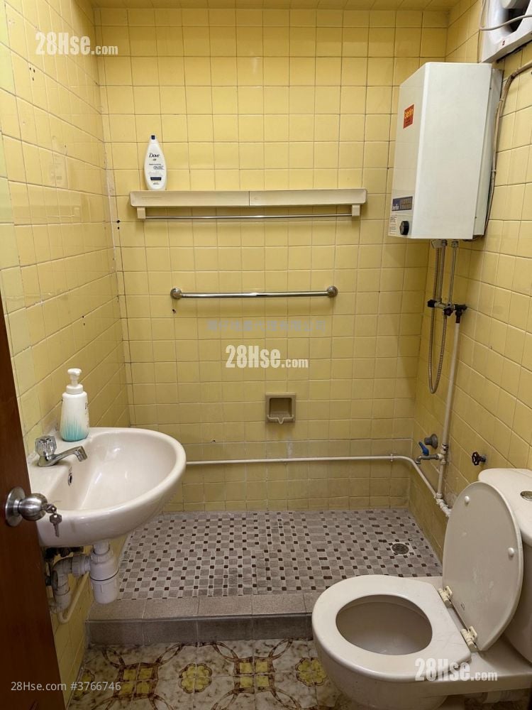 Lai Shan Mansion Sell 2 Bedrooms , 1 Bathroom 320 ft²