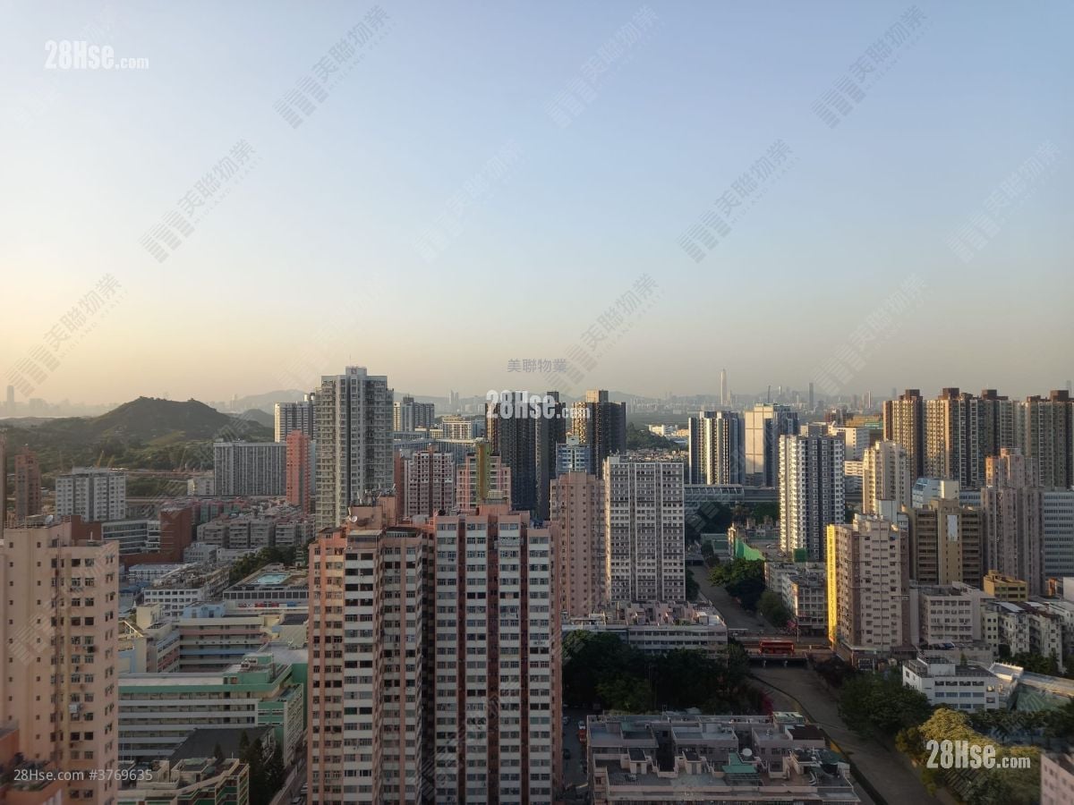 living room: Yee Fung Garden Sell 2 Bedrooms , 1 Bathroom 329 ft²