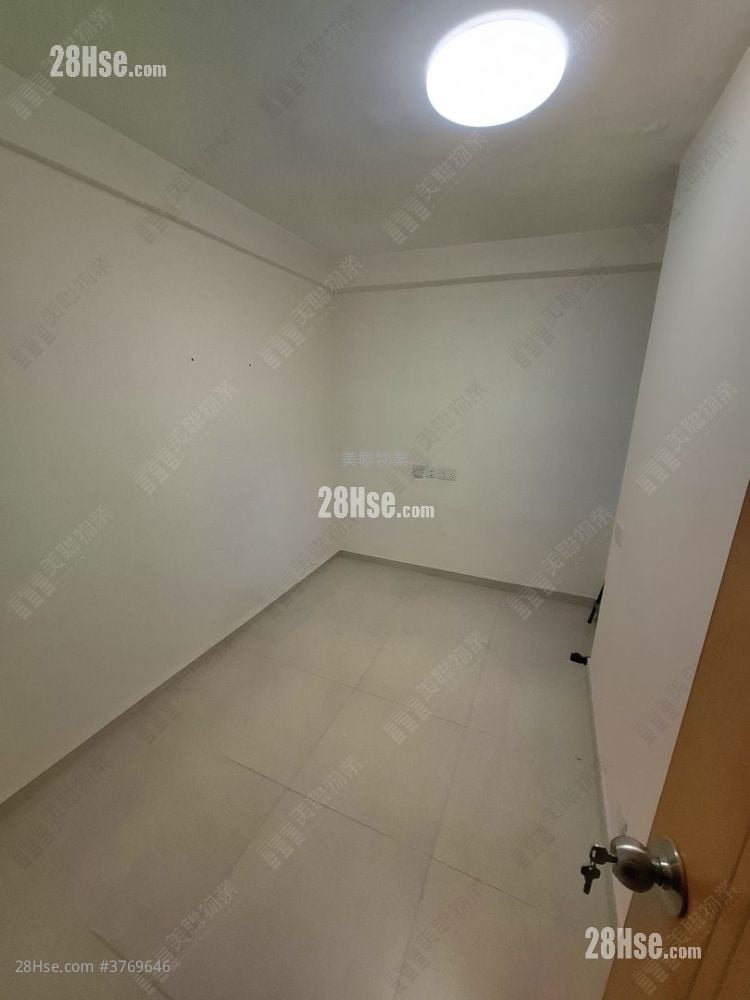 New Kwai Fong Gardens Sell 2 Bedrooms , 1 Bathroom 400 ft²