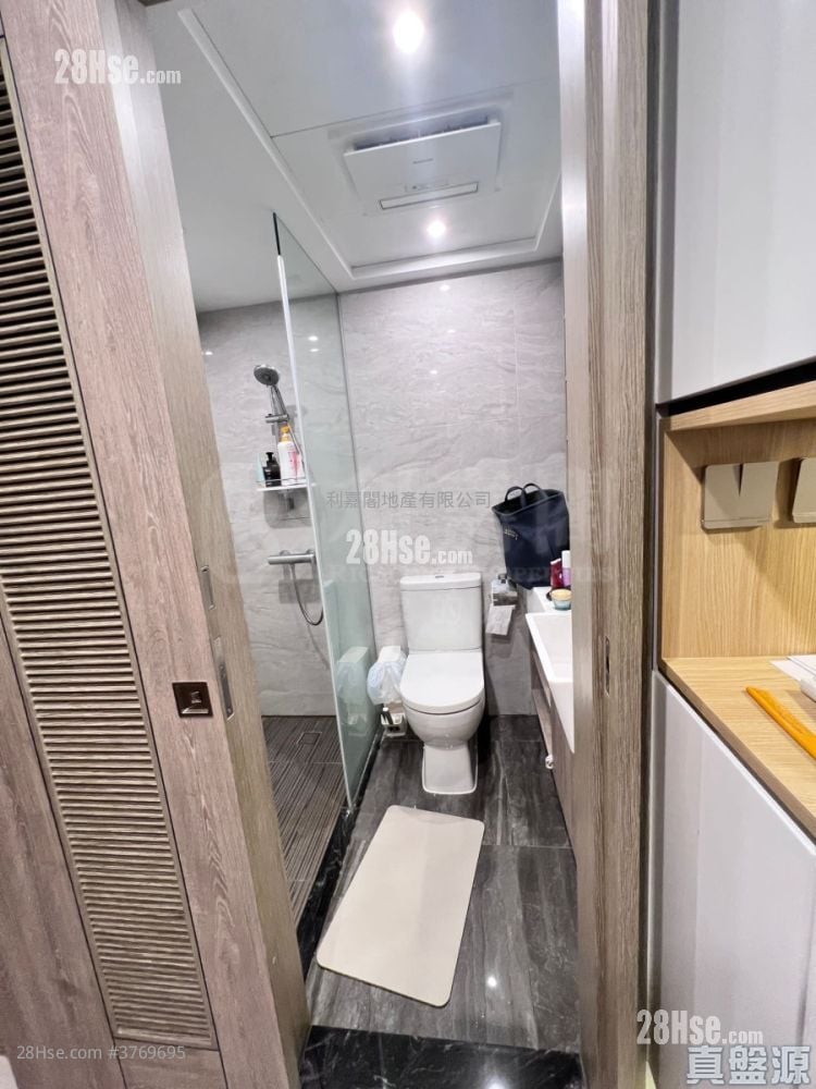 Aurora Sell 1 Bathroom 242 ft²