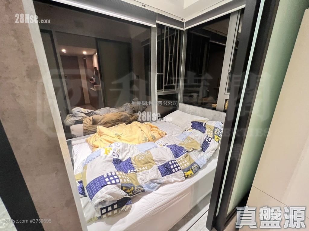 Aurora Sell 1 Bathroom 242 ft²