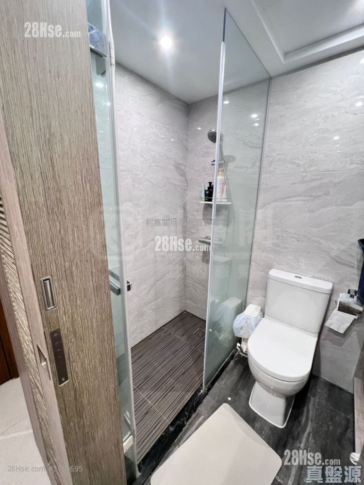Aurora Sell 1 Bathroom 242 ft²