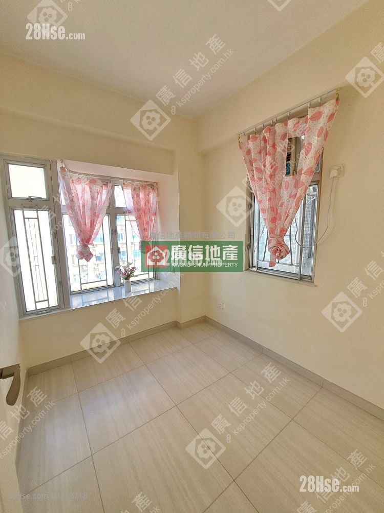 Hung Hay Building Sell 2 Bedrooms , 1 Bathroom 306 ft²