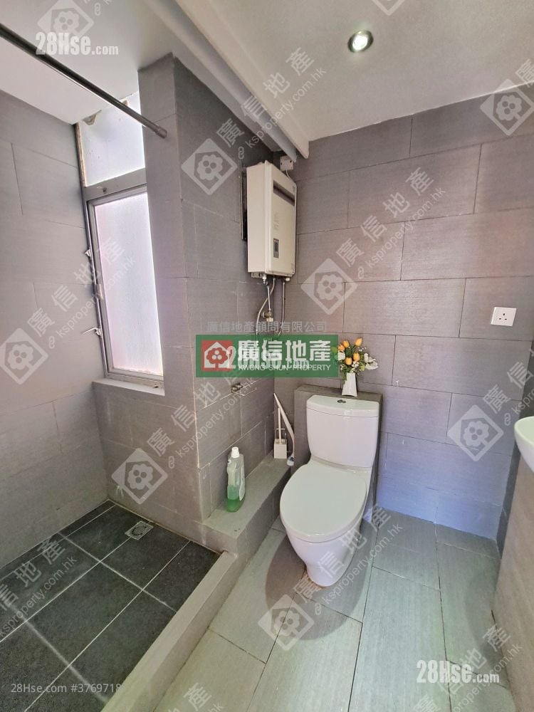 Hung Hay Building Sell 2 Bedrooms , 1 Bathroom 306 ft²