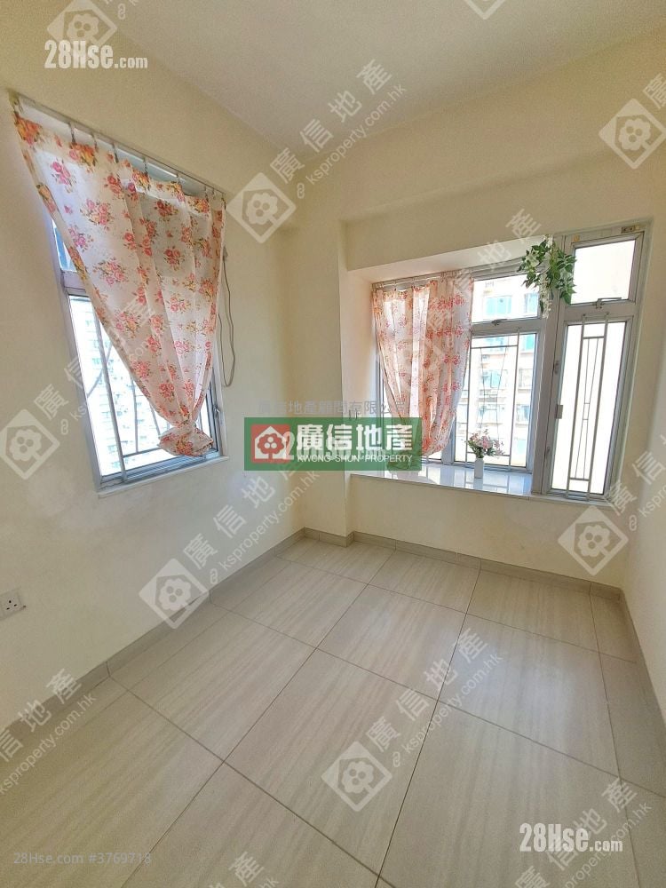 Hung Hay Building Sell 2 Bedrooms , 1 Bathroom 306 ft²