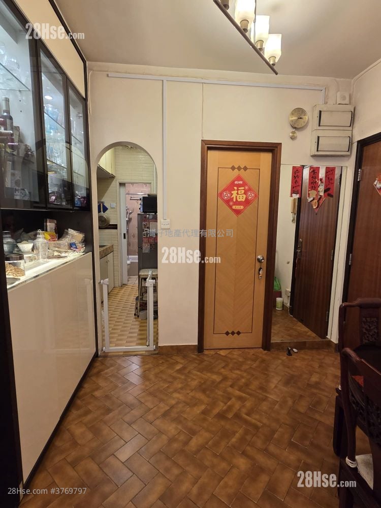 8-10 Morrison Hill Road Sell 3 Bedrooms , 1 Bathroom 561 ft²