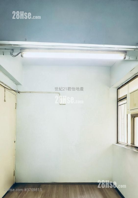 On Cheung House Sell 2 Bedrooms , 1 Bathroom 325 ft²