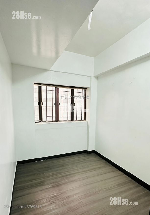 On Cheung House Sell 2 Bedrooms , 1 Bathroom 325 ft²