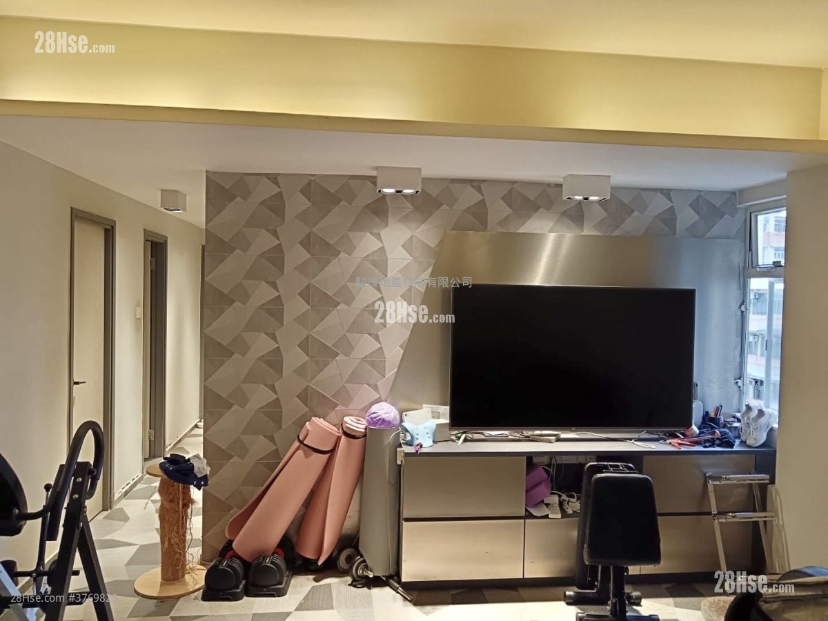 Yan On Building Sell 5+ Bedrooms , 3 Bathrooms 859 ft²