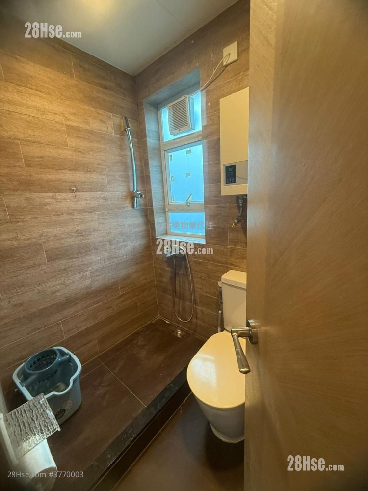 村屋 售盘 3 房 , 2 浴室 700 平方尺