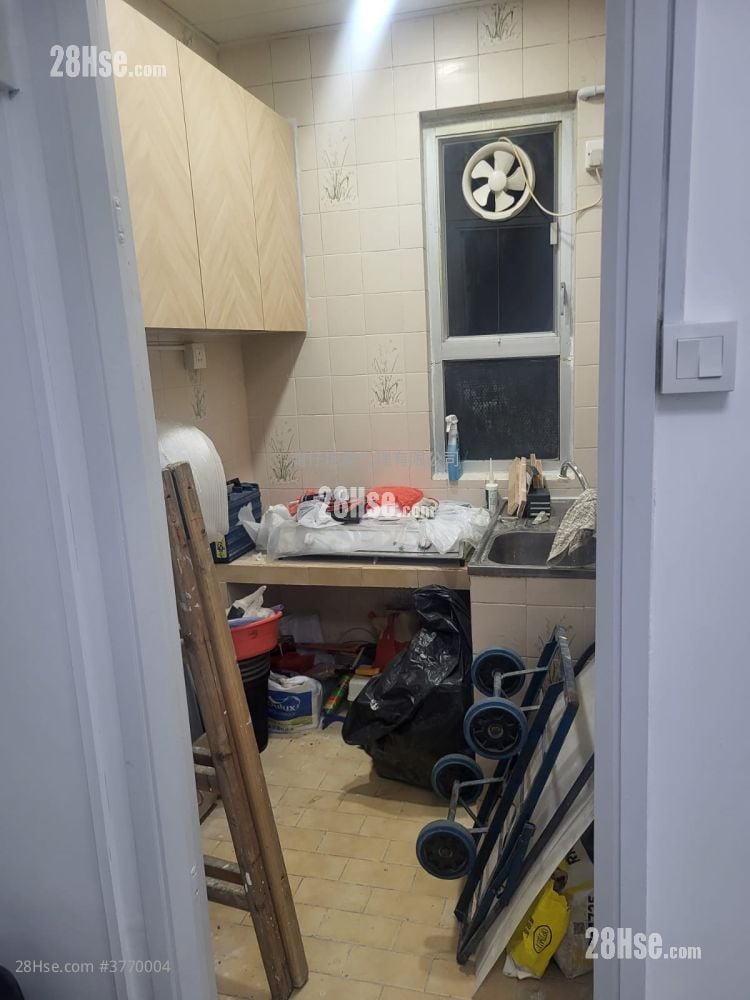 Sing Kong Building Sell 2 Bedrooms 307 ft²