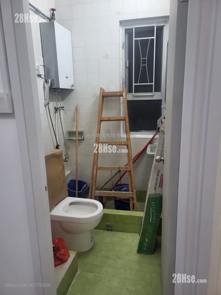 Sing Kong Building Sell 2 Bedrooms 307 ft²