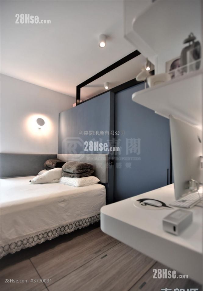 Fleur Pavilia Sell 3 Bedrooms 879 ft²