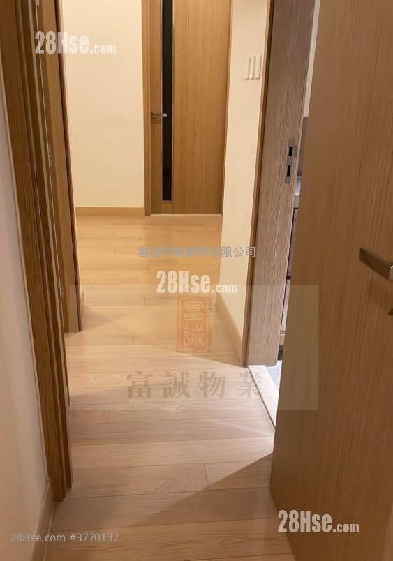 Peninsula East Sell 2 Bedrooms , 1 Bathroom 517 ft²