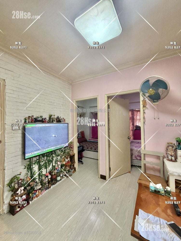 Hung Hay Building Sell 2 Bedrooms , 1 Bathroom 301 ft²