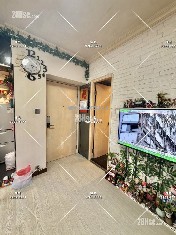 Hung Hay Building Sell 2 Bedrooms , 1 Bathroom 301 ft²