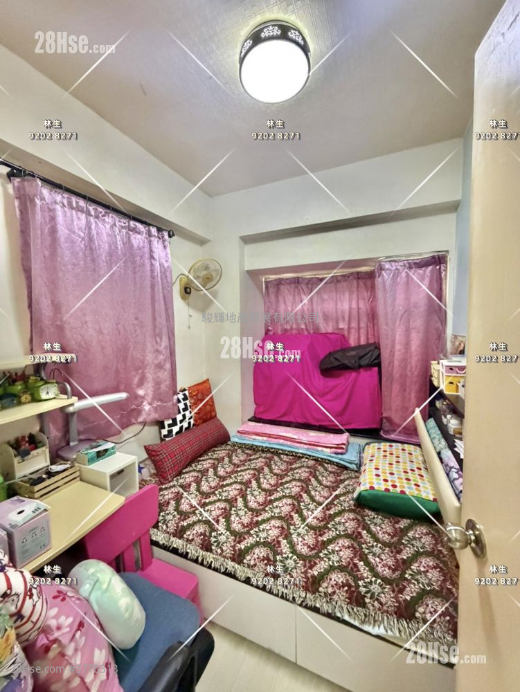 Hung Hay Building Sell 2 Bedrooms , 1 Bathroom 301 ft²