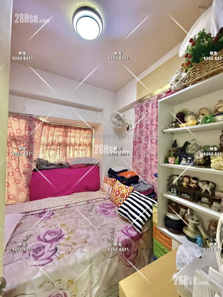 Hung Hay Building Sell 2 Bedrooms , 1 Bathroom 301 ft²