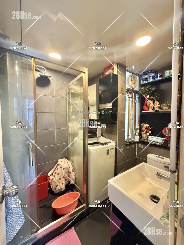 Hung Hay Building Sell 2 Bedrooms , 1 Bathroom 301 ft²