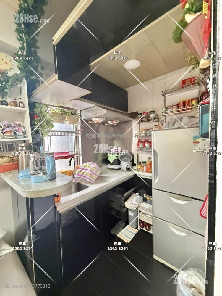 Hung Hay Building Sell 2 Bedrooms , 1 Bathroom 301 ft²