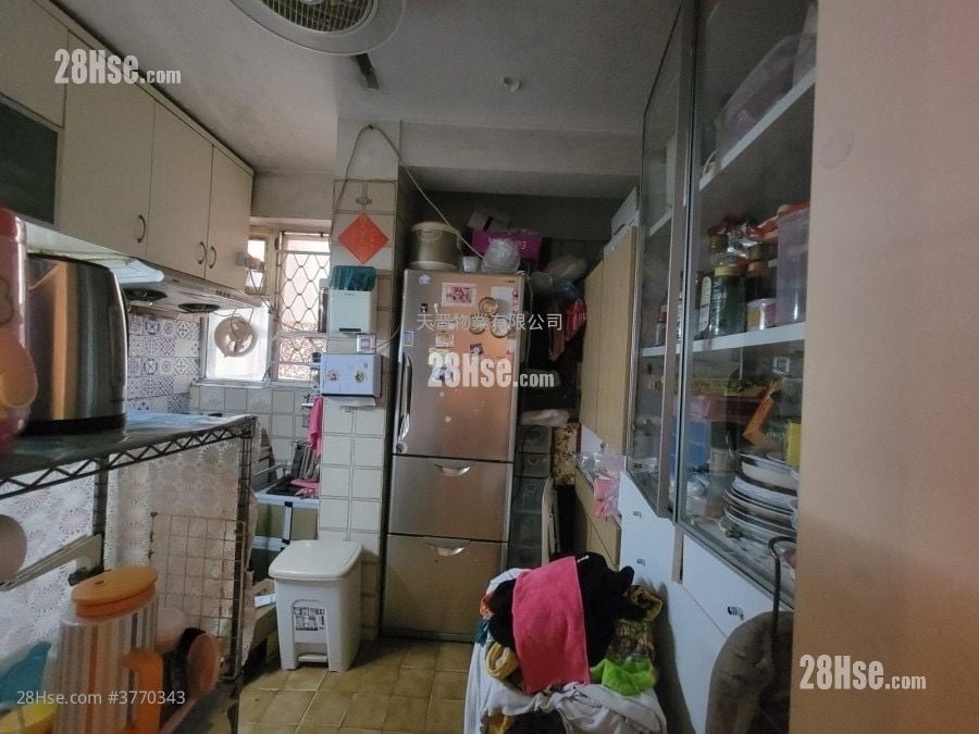 Whampoa Garden Sell 4 Bedrooms , 2 Bathrooms 777 ft²