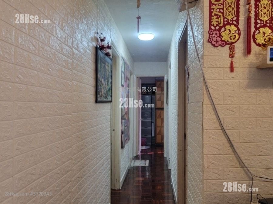 Whampoa Garden Sell 4 Bedrooms , 2 Bathrooms 777 ft²