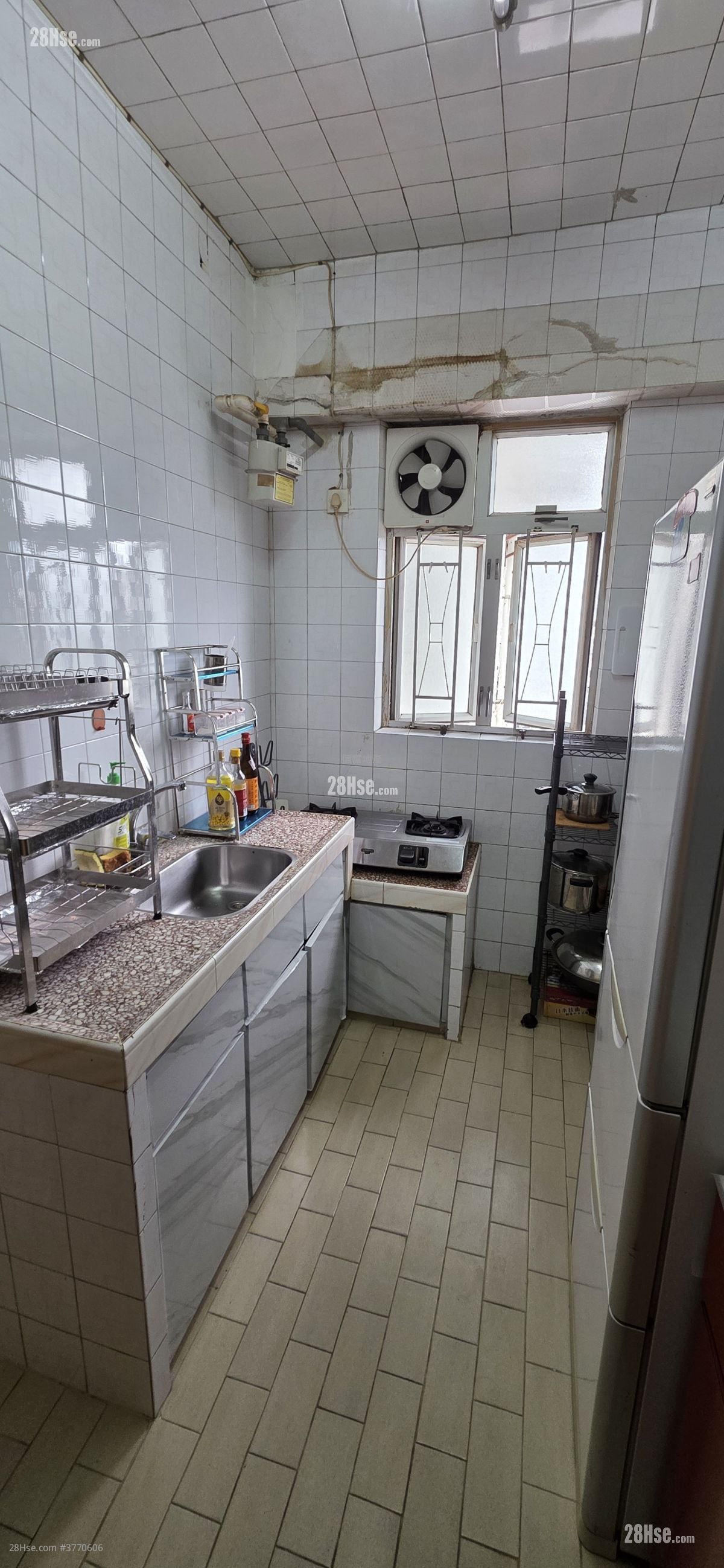 单幢楼房 售盘 3 房 976 平方尺