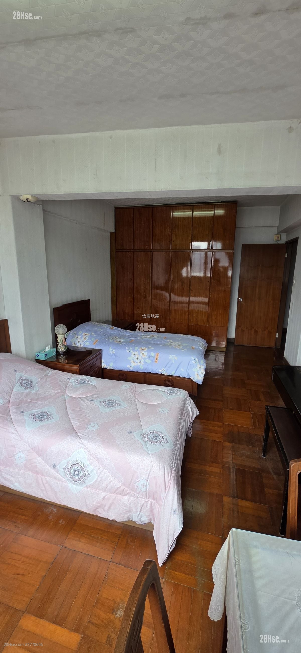 单幢楼房 售盘 3 房 976 平方尺