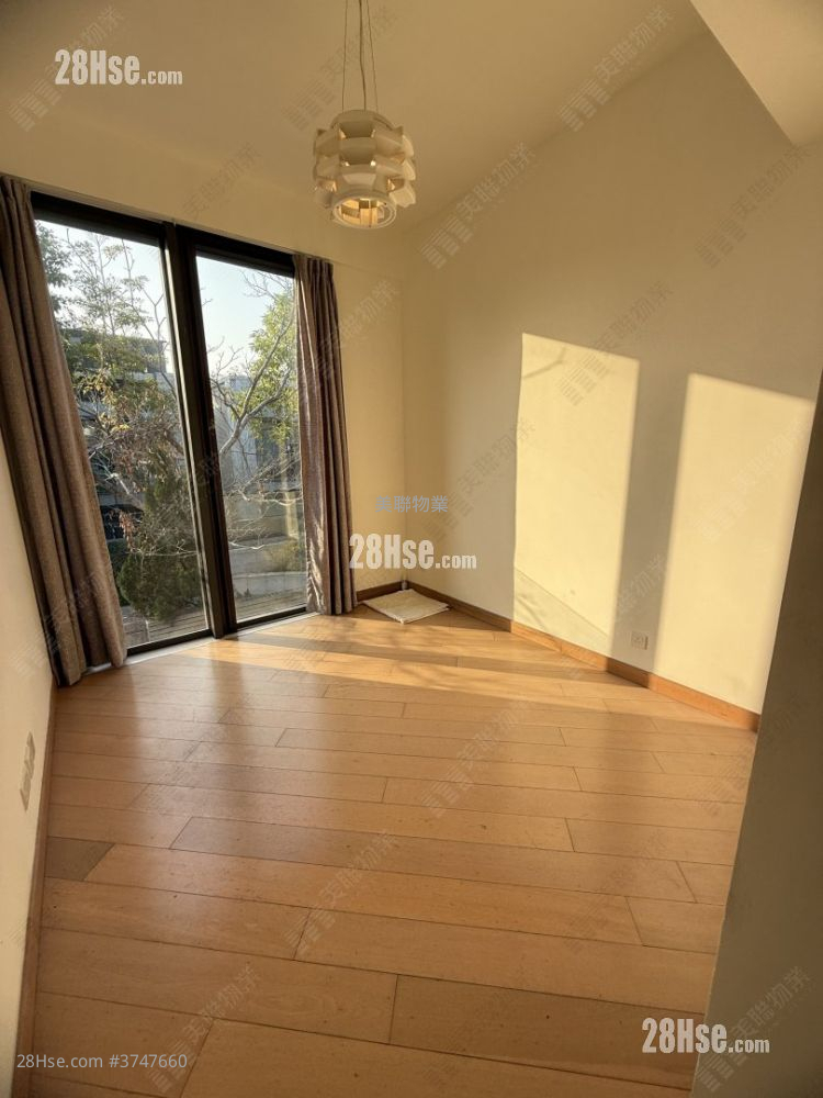 Valais Sell 3 Bedrooms , 5+ Bathrooms 1,601 ft²