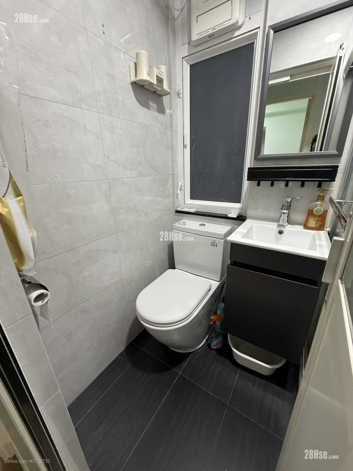 Ho Shun Fuk Building Sell 2 Bedrooms 398 ft²