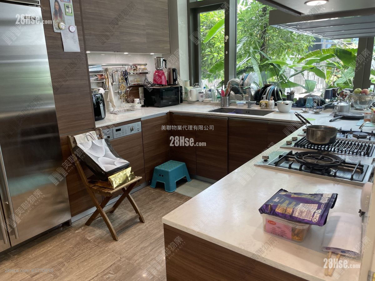 Monterey Sell 4 Bedrooms 2,001 ft²