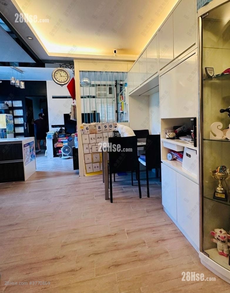 Hong Sing Garden Sell 3 Bedrooms 592 ft²