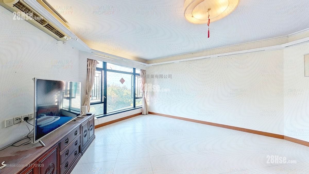 living room: Verdant Villa Sell 3 Bedrooms , 2 Bathrooms 1,161 ft²