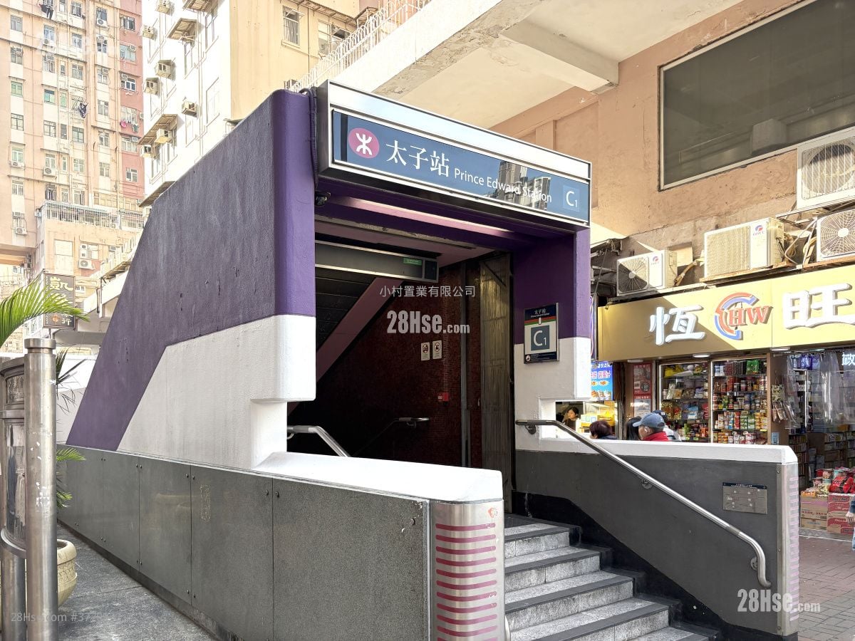 main door: Edward Mansion Sell 4 Bedrooms , 2 Bathrooms 855 ft²