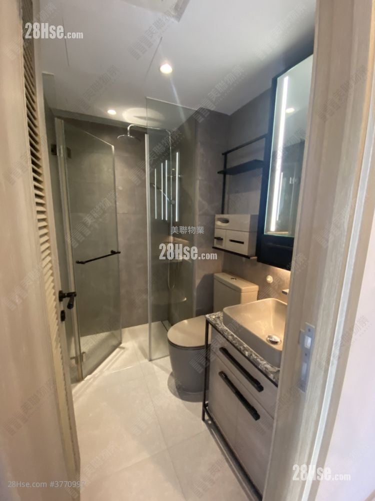 bathroom: Atrium House Sell 1 Bedroom , 1 Bathroom 303 ft²