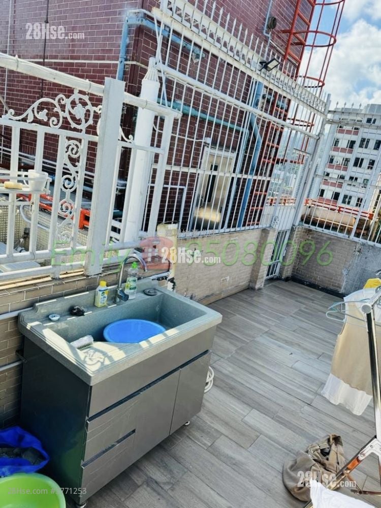 Greenfield Court Sell 4 Bedrooms , 2 Bathrooms 1,143 ft²