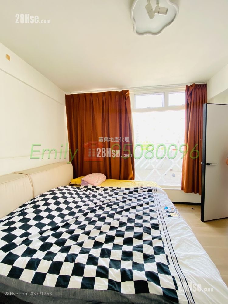 Greenfield Court Sell 4 Bedrooms , 2 Bathrooms 1,143 ft²