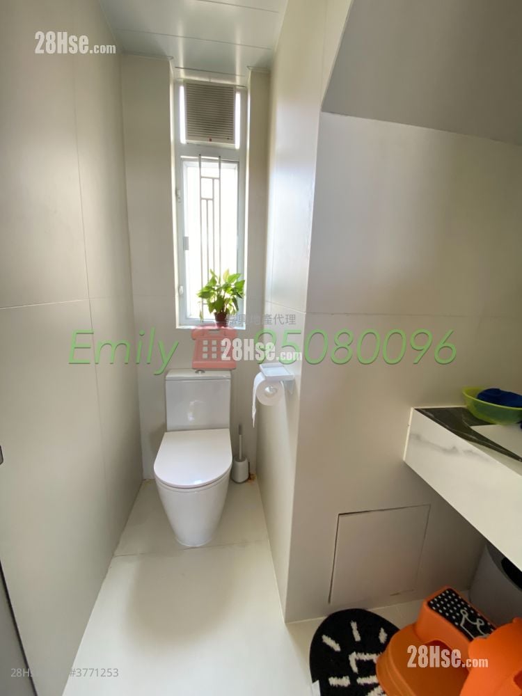 Greenfield Court Sell 4 Bedrooms , 2 Bathrooms 1,143 ft²