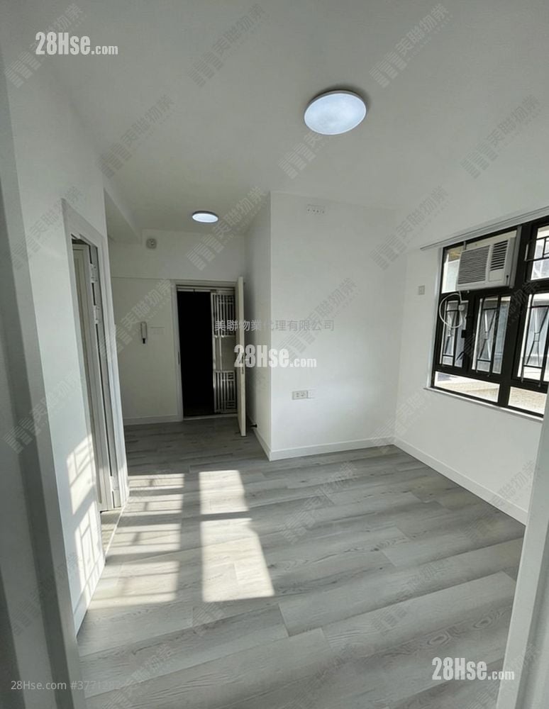 Wai Wah Centre Sell 2 Bedrooms 358 ft²