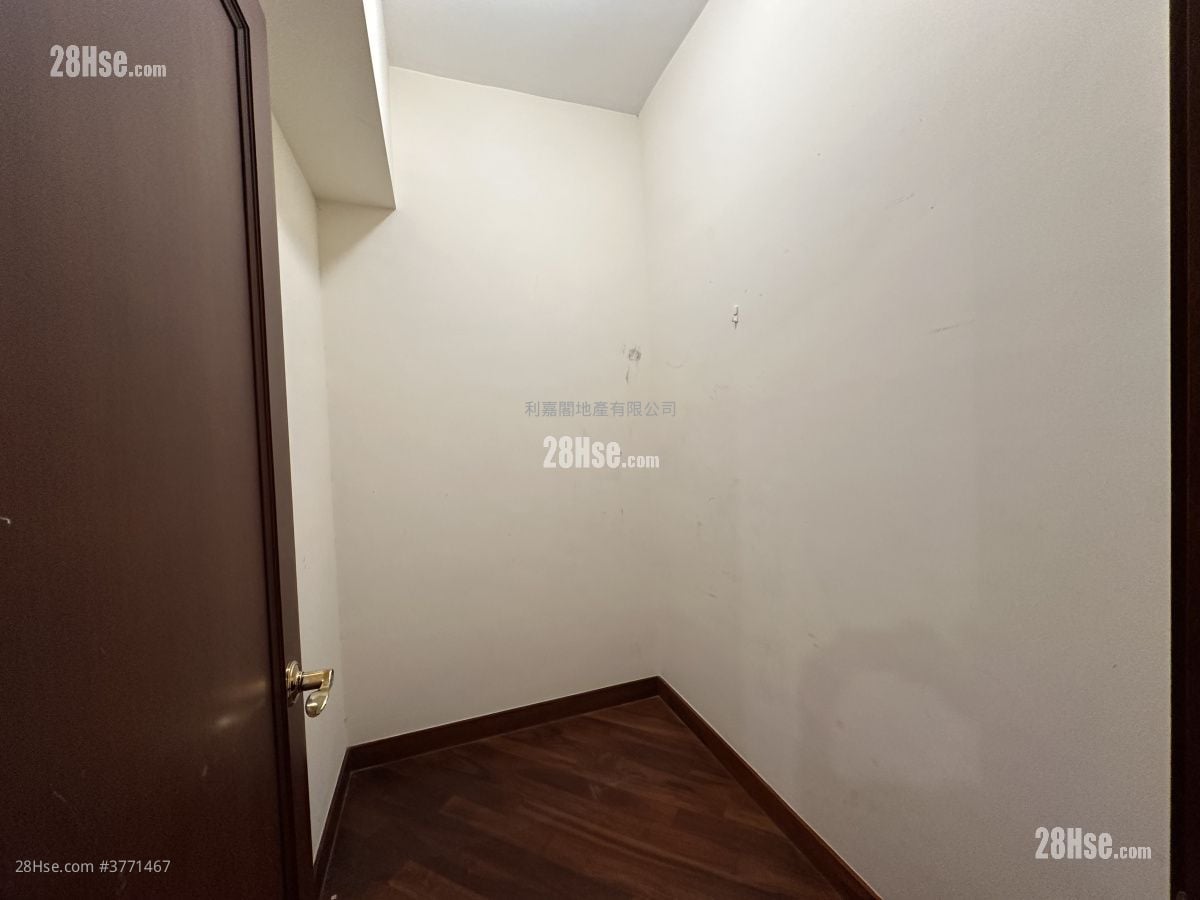 御龙山 售盘 3 房 1,015 平方尺