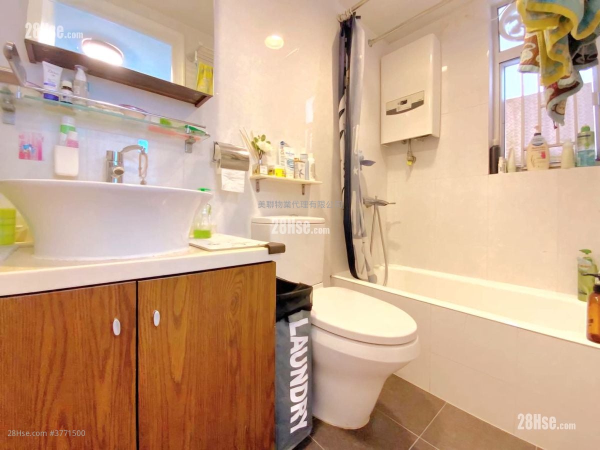 Balwin Court Sell 3 Bedrooms , 2 Bathrooms 815 ft²