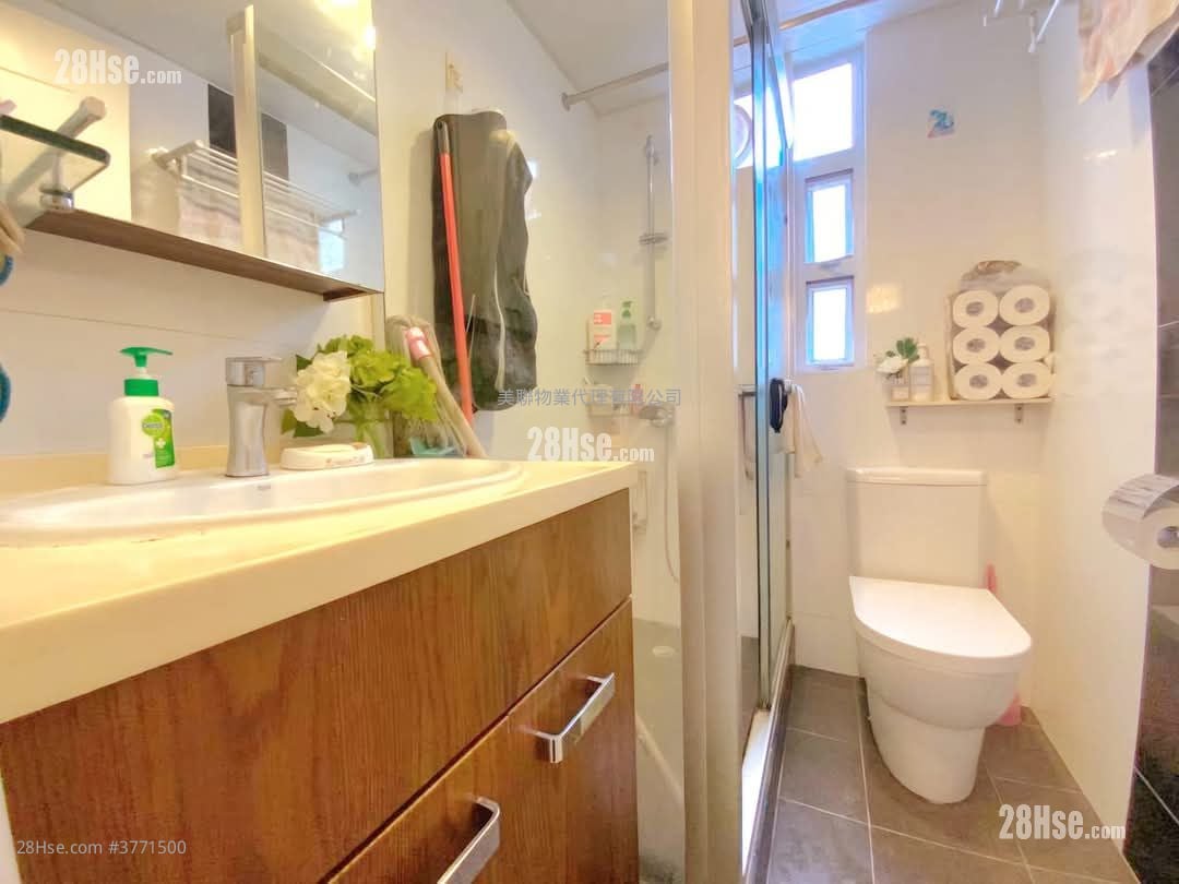 Balwin Court Sell 3 Bedrooms , 2 Bathrooms 815 ft²