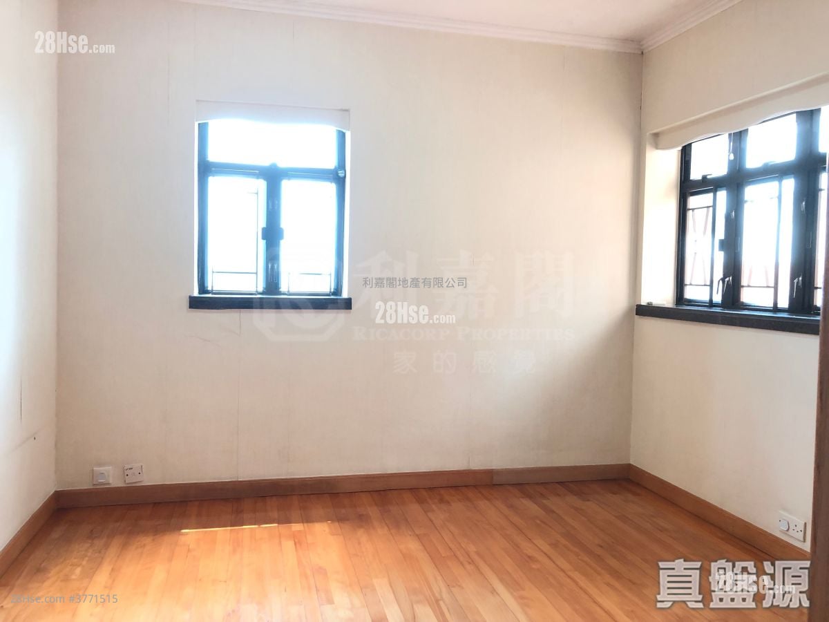 Imperial Court Sell 3 Bedrooms 1,002 ft²