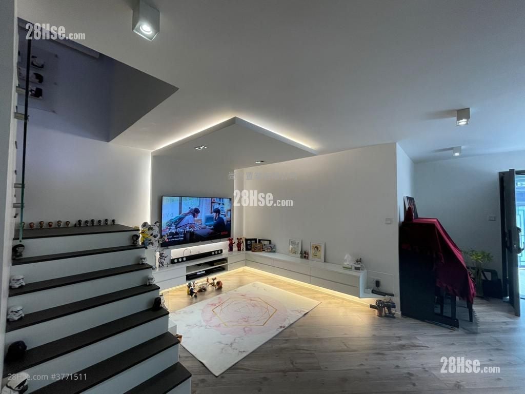 Hill Wood Sell 4 Bedrooms , 3 Bathrooms 1,400 ft²