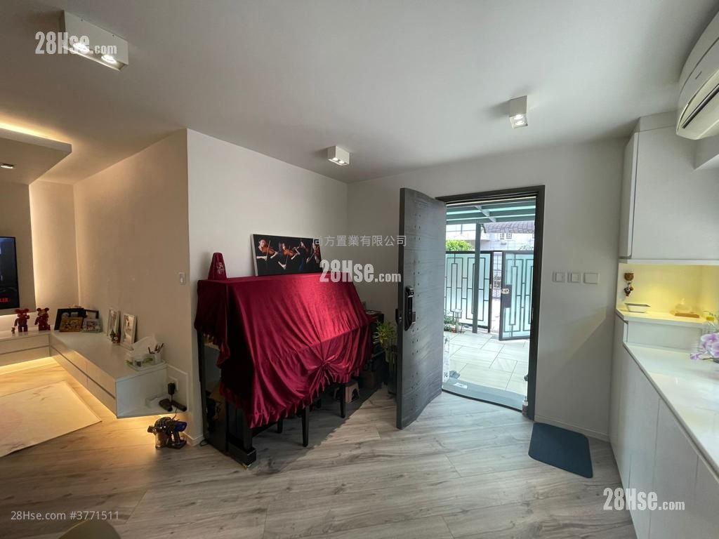 Hill Wood Sell 4 Bedrooms , 3 Bathrooms 1,400 ft²