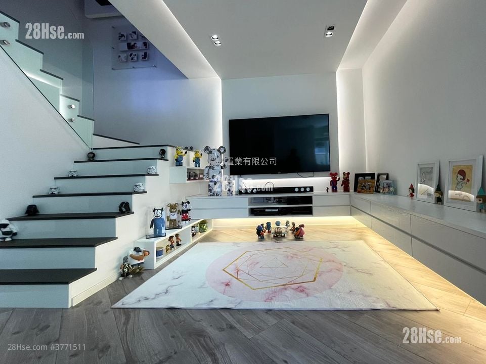 Hill Wood Sell 4 Bedrooms , 3 Bathrooms 1,400 ft²