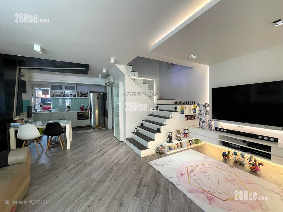 Hill Wood Sell 4 Bedrooms , 3 Bathrooms 1,400 ft²