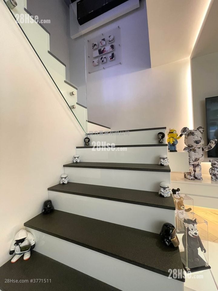 Hill Wood Sell 4 Bedrooms , 3 Bathrooms 1,400 ft²